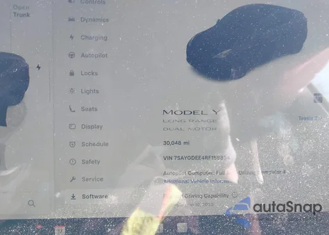 2024 Tesla Model Y Long Range Dual Motor All-Wheel Drive z USA, uszkodzony, nr VIN 7SAYGDEE4RF158854